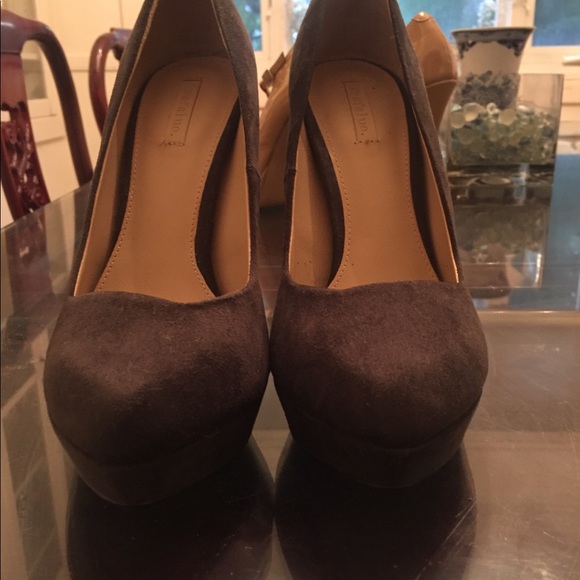 Trafaluc (Zara brand) Gray Suede Platform Pumps - Picture 3 of 4